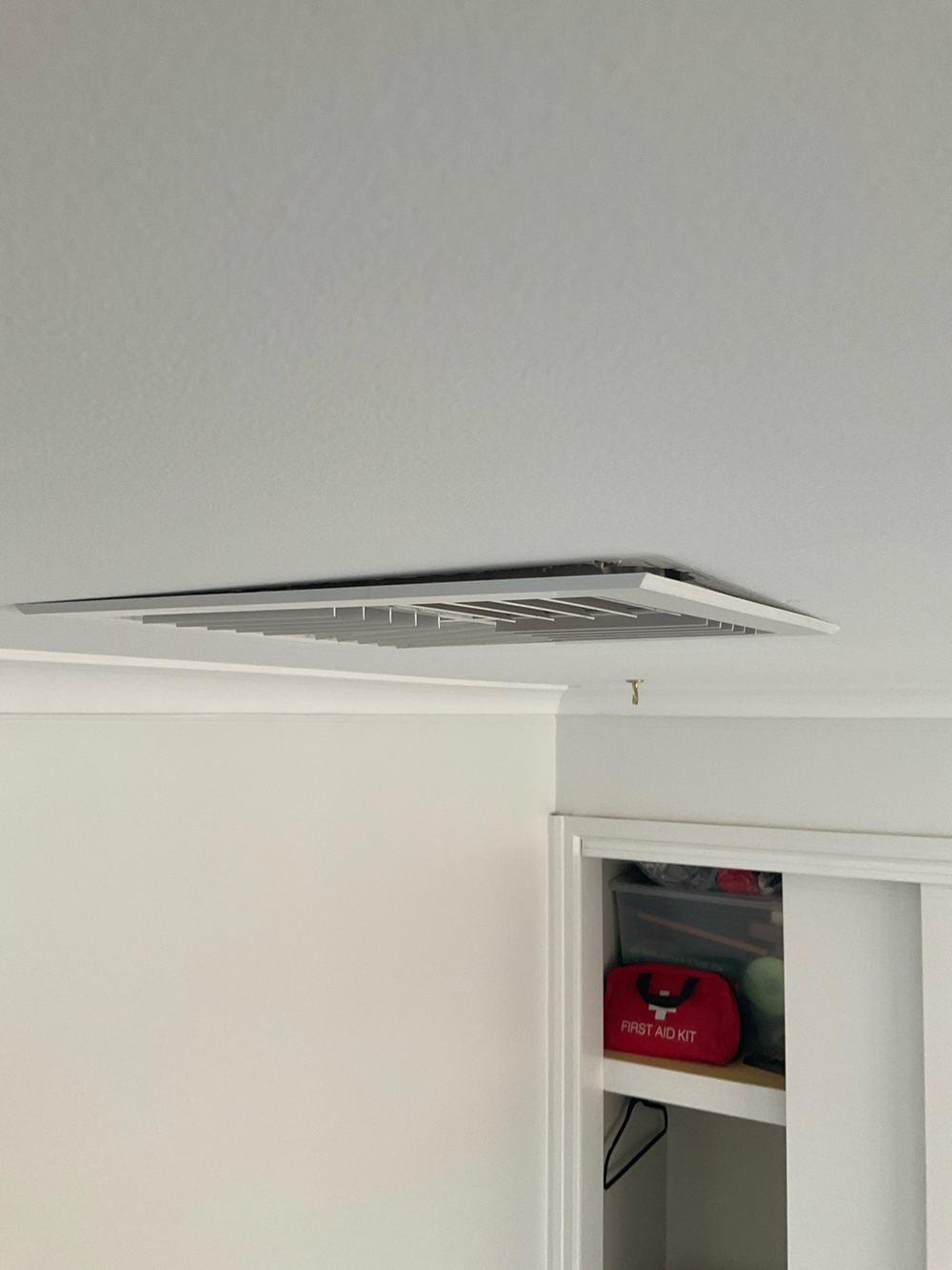 Heating duct outlet hanging loose from the ceiling, found during a pre-purchase inspection in Lara